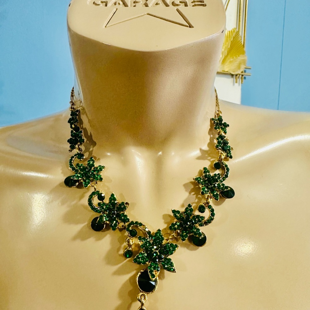 Elegant Green Floral Necklace